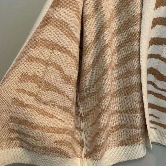 Dreamers cream and tan oversized zebra print cardigan sweater size small/medium - Picture 5 of 7